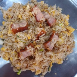 ข้าวผัดหมูกรอบ