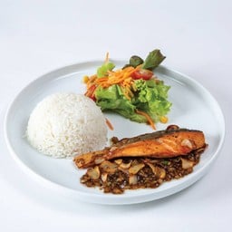 ข้าวปลาแซลมอนคิริมิย่างซอสกระเทียมพริกไทยดำ