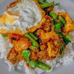 ผัดพริกแกงหมูกรอบราดข้าว
