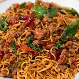 ผัดกะเพราหมูสับ ( เส้น มาม่าต้มยำ )