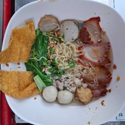 ก๋วยเตี๋ยวรวมลูกชิ้นปลาหมูแดงต้มยำ