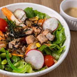 สลัดแซลม่อนงาคั่วญี่ปุ่น