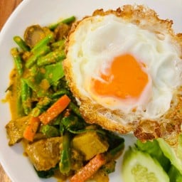 ผัดเครื่องแกง ราดข้าว