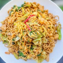 ผัด ( เส้น มาม่าต้มยำ ) กะหล่ำปลีใส่ไข่