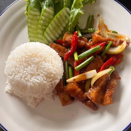 ข้าวหมูกรอบผัดพริกเผา
