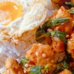 กระเพราไก่คาราเกะกรอบราดข้าว+ไข่ดาว