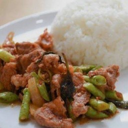 ผัดพริกแกงหมูชิ้น