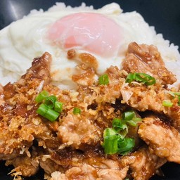 ข้าวหมูเนื้อแดงผัดซอสกระเทียม
