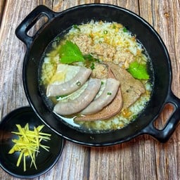 ข้าวต้มทรงเครื่องตับไส้อ่อนหมูสับ