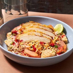 ยำมาม่าคอหมูทอด (ปลาร้า)