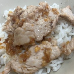 ข้าวราดหมูชิ้นกระเทียมพริกไท กลาง