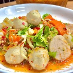 ยำลูกชิ้นของทางร้านจะมีกะหล่ำปลี แครอท แล้วก็คื่นฉ่ายตามรูปเลยค่ะ