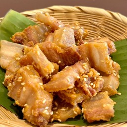 ชุดหมูสามชั้นทอดงา ข้าวเหนียวใบเตย