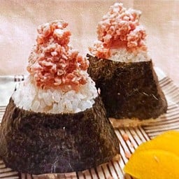 (807) ข้าวปั้นไส้แซลมอน Salmon Onigiri