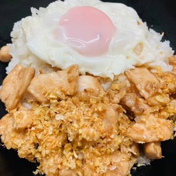 ข้าวอกไก่ผัดซอสกระเทียม