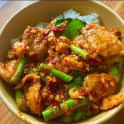 ไก่ผัดพริกแกง