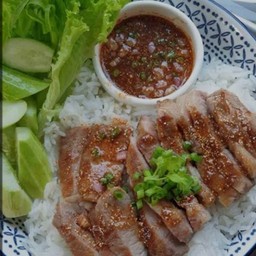 ข้าวคอหมูย่างน้ำจิ้มแจ๋ว