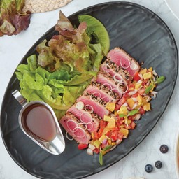 สลัดทูน่าลอยน์ซอสน้ำส้มสายน้ำผึ้ง