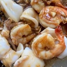 ปลาหมึกผัดกระเทียม