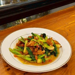 คะน้าหมูกรอบ