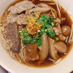 ก๋วยเตี๋ยวเนื้อรวม(ไม่ใส่เครื่องใน)จัดหนักเข้มข้น