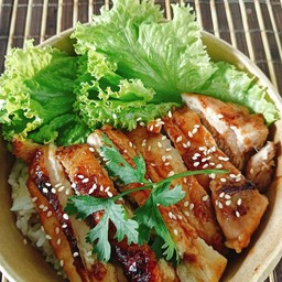 ข้าวหน้าไก่ย่าง+น้ำจิ้มแจ่ว