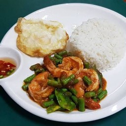 ผัดพริกแกงกุ้งราดข้าว