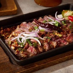 เนื้อโคขุนย่างแจ่วกระทะร้อน