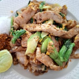 เส้นใหญ่ผัดซีอิ๊วหมูหมัก