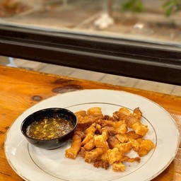 สามชั้นทอดน้ำปลา