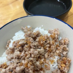 ข้าวราดหมูสับกระเทียมพริกไท กลาง