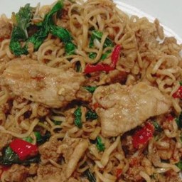 ผัดกะเพราหมูชิ้น  ( เส้น ไวไว )