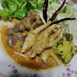 ขนมจีนน้ำยากะทิใส่ตีนไก่