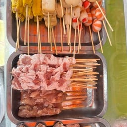 รวมมิตรอย่างละ1 10ไม้ 10แถม1  ทั้งผักทั้งไส้กรอกและเนื้อสัตว์ แล้วแต่แม่ค้าจะหยิบนะคะ