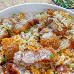 ข้าวผัดหมูกรอบ