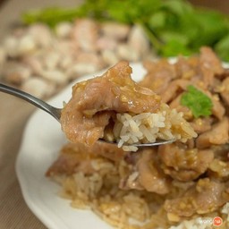 หมูผัดกระเทียมราดข้าว