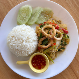 ข้าวหมึกผัดผงกะหรี่