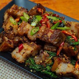 กะเพราหมูกรอบ กับข้าว