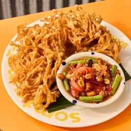 ส้มตำไทยเห็ดเข็มทอดทอง