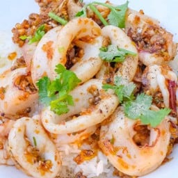 ข้าวหมึกกระเทียม