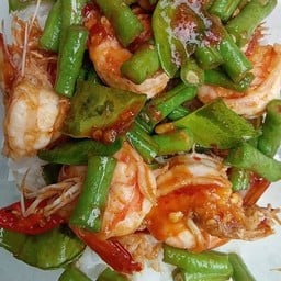 ผัดพริกแกงกุ้งใส่ถั่วฝักยาวราดข้าว