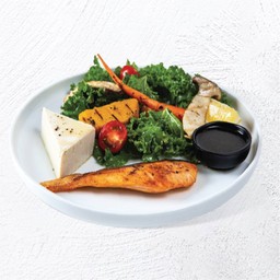 สลัดปลาแซลมอนคิริมิย่างเคลเต้าหู้วากาเมะ