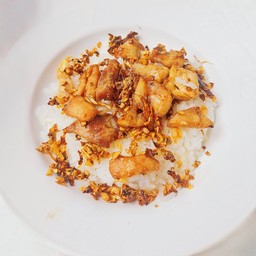 ข้าวหมูชิ้นทอดกระเทียมพริกไทย