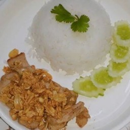 หมูทอดกระเทียมราดข้าว