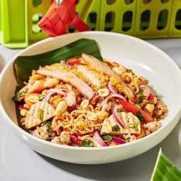 ยำมาม่าคอหมูทอด (ไม่ปลาร้า)