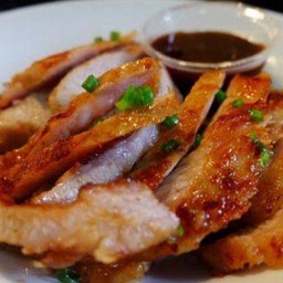 ข้าวคอหมูย่างน้ำจิ้มแจ่ว