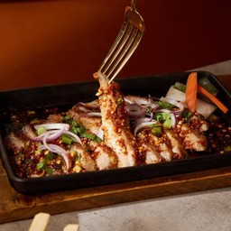 คอหมูย่างแจ่วกระทะร้อน