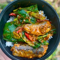 ข้าวผัดเครื่องแกงปลากระป๋อง