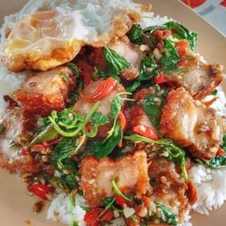 กะเพราหมูกรอบไข่ดาว