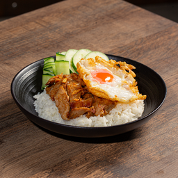 ข้าวไก่กระเทียม ไข่ดาว